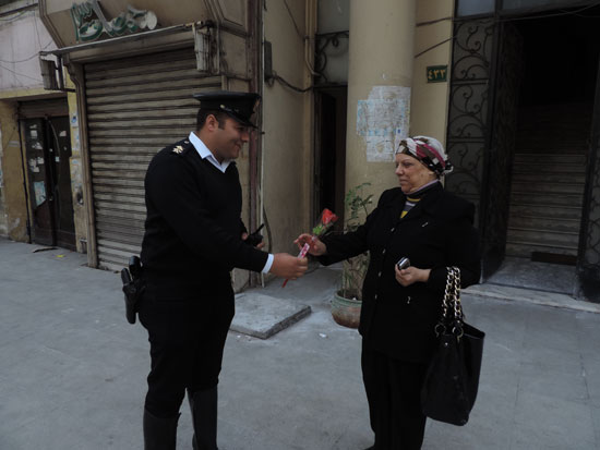 مديرية أمن الإسكندرية توزع الورود على الأمهات  (4)