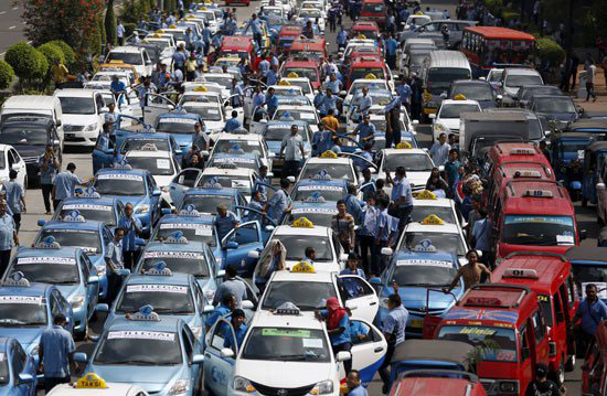 مظاهرات  سائقى سيارات الأجرة فى إندونيسيا (1)