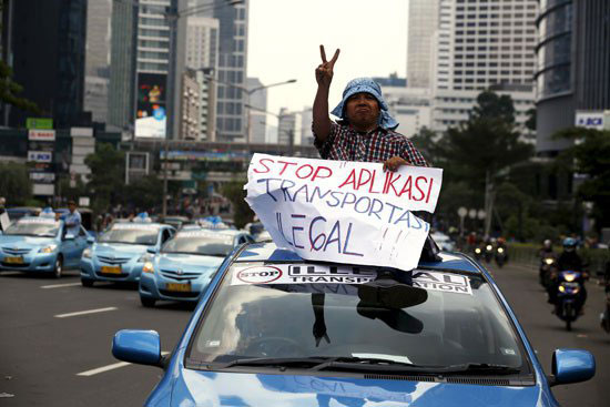 مظاهرات  سائقى سيارات الأجرة فى إندونيسيا (4)