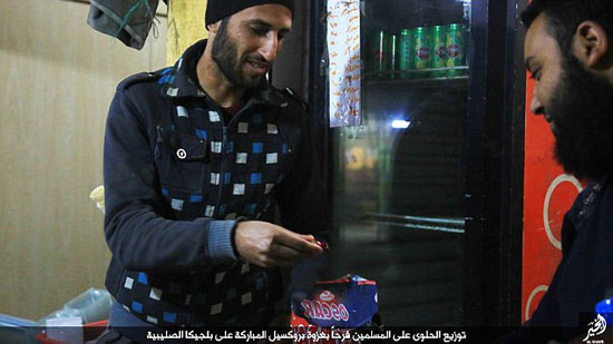 داعش توزع الحلوى احتفالاً بهجمات بروكسل (1)
