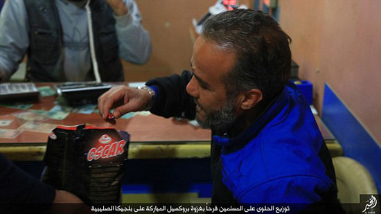 داعش توزع الحلوى احتفالاً بهجمات بروكسل (4)
