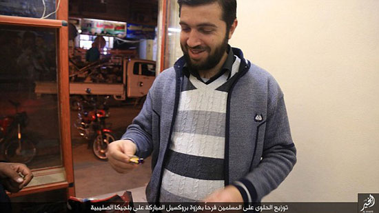 داعش توزع الحلوى احتفالاً بهجمات بروكسل (5)