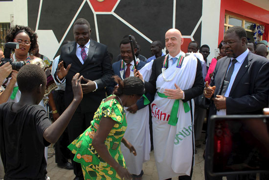رئيس الفيفا يفتتح مقر اتحاد الكرة فى جنوب السودان (1)