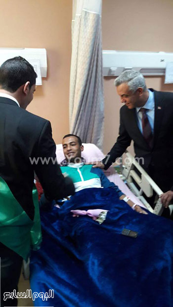 زيارة وفد من جامعة المنوفية للمصابين بالمستشفى العسكرى بالزيتون (1)