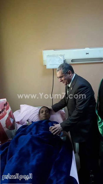 زيارة وفد من جامعة المنوفية للمصابين بالمستشفى العسكرى بالزيتون (3)