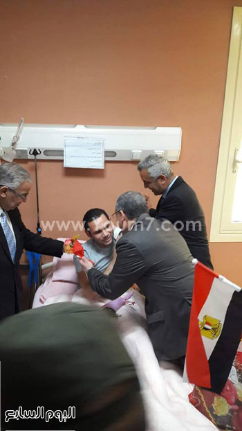 زيارة وفد من جامعة المنوفية للمصابين بالمستشفى العسكرى بالزيتون (4)