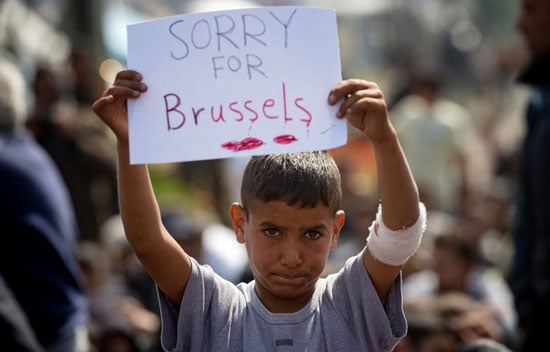 طفل سورى لاجئ  متضامن مع بروكسل (1)