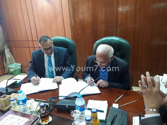 عادل الغضبان محافظ بورسعيد يستقبل نائب وزير الإسكان (2)
