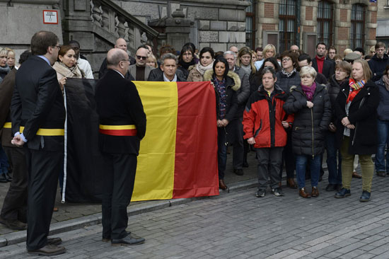البلجيكيون يقفون دقيقة صمت على ضحايات تفجير بروكسل (11)