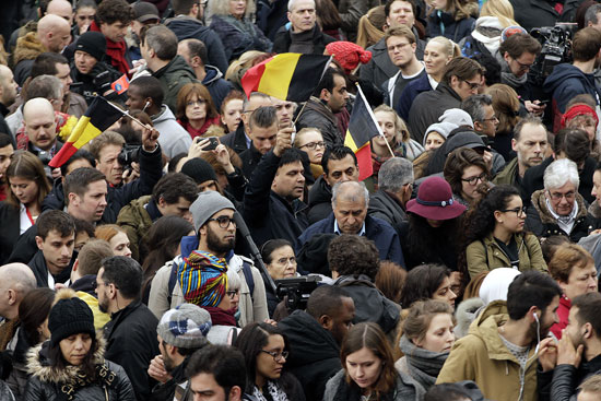 البلجيكيون يقفون دقيقة صمت على ضحايات تفجير بروكسل (5)