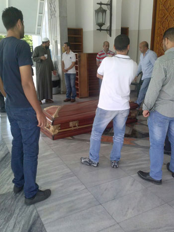 صلاة الجنازة على جثمان عبد الرحمن، بالمسجد الإبراهيمى (8)
