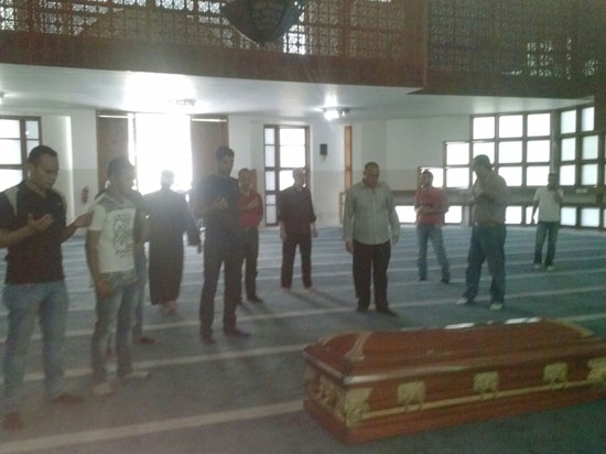 صلاة الجنازة على جثمان عبد الرحمن، بالمسجد الإبراهيمى (9)
