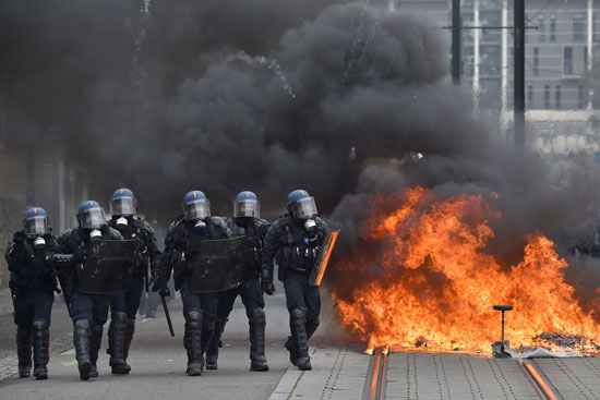 اشتباكات-عنيفة-بين-متظاهرين-ضد-قانون-العمل-والشرطة-الفرنسية-(1)