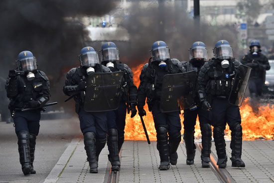 اشتباكات-عنيفة-بين-متظاهرين-ضد-قانون-العمل-والشرطة-الفرنسية-(2)