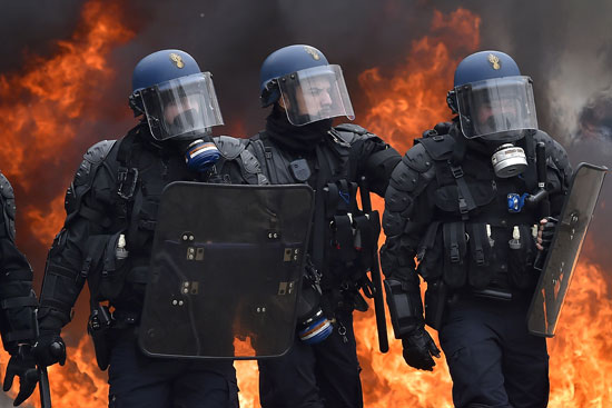 اشتباكات-عنيفة-بين-متظاهرين-ضد-قانون-العمل-والشرطة-الفرنسية-(3)