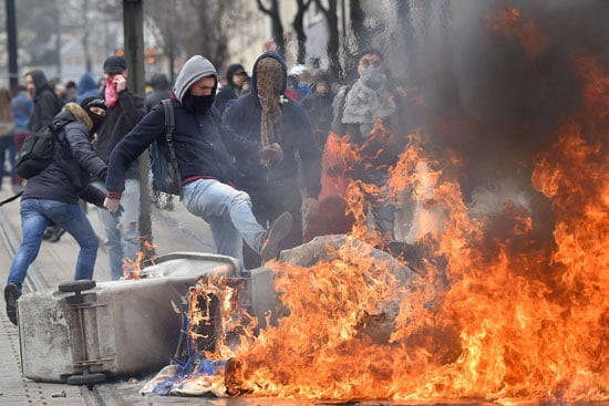 اشتباكات-عنيفة-بين-متظاهرين-ضد-قانون-العمل-والشرطة-الفرنسية-(4)