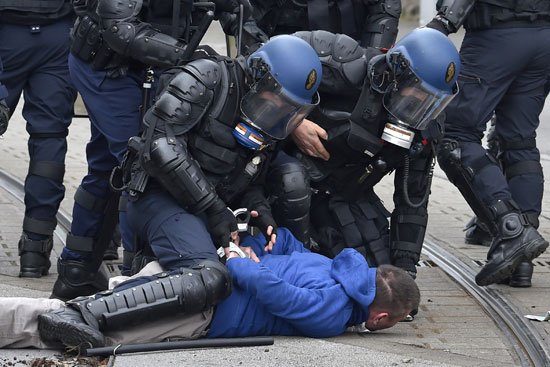 اشتباكات-عنيفة-بين-متظاهرين-ضد-قانون-العمل-والشرطة-الفرنسية-(10)