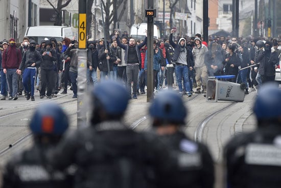 اشتباكات-عنيفة-بين-متظاهرين-ضد-قانون-العمل-والشرطة-الفرنسية-(11)