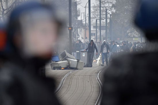 اشتباكات-عنيفة-بين-متظاهرين-ضد-قانون-العمل-والشرطة-الفرنسية-(12)