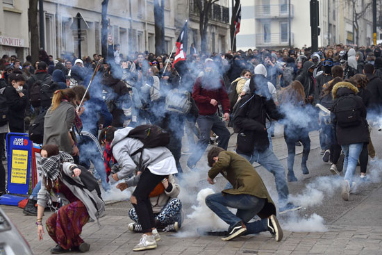اشتباكات-عنيفة-بين-متظاهرين-ضد-قانون-العمل-والشرطة-الفرنسية-(16)