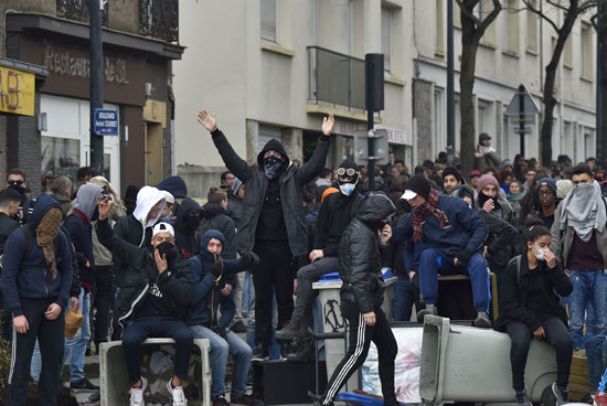 اشتباكات-عنيفة-بين-متظاهرين-ضد-قانون-العمل-والشرطة-الفرنسية-(18)