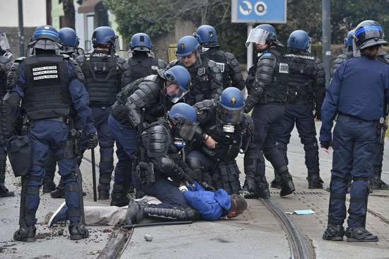 اشتباكات-عنيفة-بين-متظاهرين-ضد-قانون-العمل-والشرطة-الفرنسية-(8)
