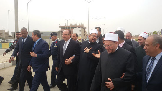 وزير الأوقاف والمفتى يؤديان صلاة الجمعة بمسجد الرضا فى بنى سويف (1)