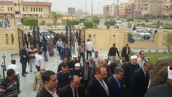 وزير الأوقاف والمفتى يؤديان صلاة الجمعة بمسجد الرضا فى بنى سويف (2)
