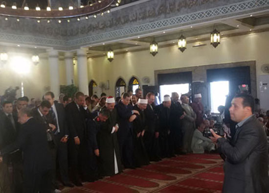 وزير الأوقاف والمفتى يؤديان صلاة الجمعة بمسجد الرضا فى بنى سويف (4)