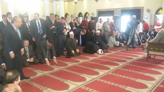 وزير الأوقاف والمفتى يؤديان صلاة الجمعة بمسجد الرضا فى بنى سويف (5)