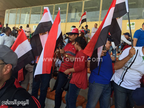 الجالية المصرية تؤازر المنتخب من ملعب المباراة (1)