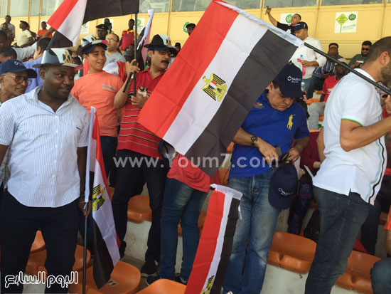 الجالية المصرية تؤازر المنتخب من ملعب المباراة (2)