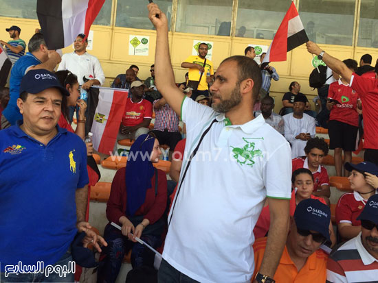 الجالية المصرية تؤازر المنتخب من ملعب المباراة (3)