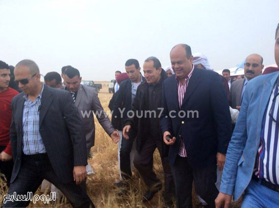 وزير الزراعة ومحافظ مطروح يتفقدان حقول القمح والشعير  (2)