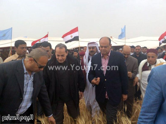 وزير الزراعة ومحافظ مطروح يتفقدان حقول القمح والشعير  (6)
