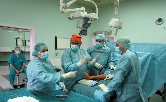 قافلة الأزهر تجرى عمليات جراحية داخل أكبر مستشفى جامعى بسراييفو  (1)