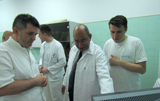 قافلة الأزهر تجرى عمليات جراحية داخل أكبر مستشفى جامعى بسراييفو  (2)