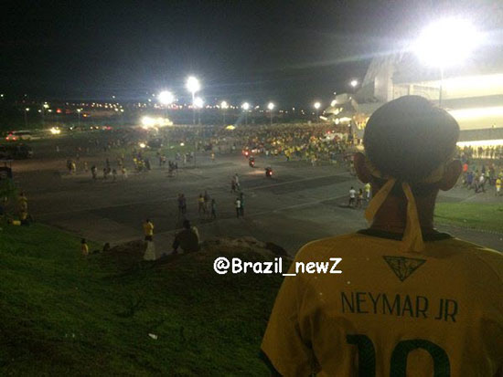 الجماهير-امام-بوابات-ملعب-مباراة-البرازيل-واوروجواى