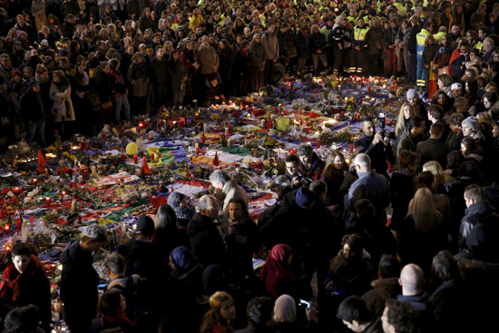 أهالى ضحايا هجمات بروكسل يضعون أكاليل الزهور فى محيط الحادث (1)