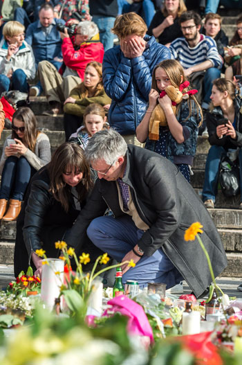 أهالى ضحايا هجمات بروكسل يضعون أكاليل الزهور فى محيط الحادث (10)