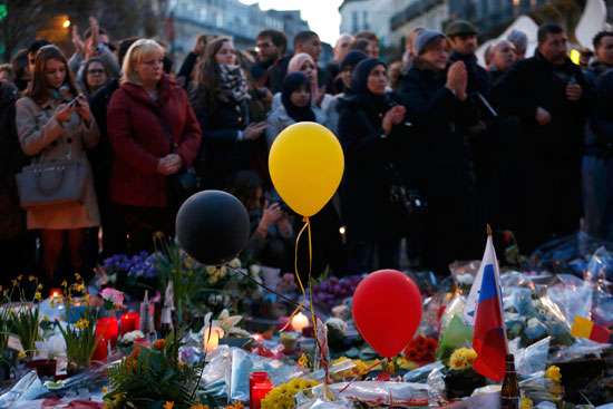 أهالى ضحايا هجمات بروكسل يضعون أكاليل الزهور فى محيط الحادث (11)