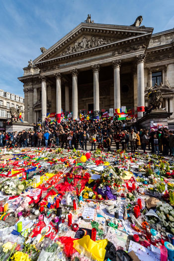 أهالى ضحايا هجمات بروكسل يضعون أكاليل الزهور فى محيط الحادث (5)