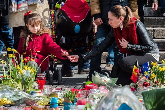 أهالى ضحايا هجمات بروكسل يضعون أكاليل الزهور فى محيط الحادث (6)