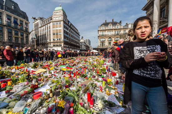 أهالى ضحايا هجمات بروكسل يضعون أكاليل الزهور فى محيط الحادث (7)