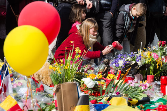 أهالى ضحايا هجمات بروكسل يضعون أكاليل الزهور فى محيط الحادث (8)