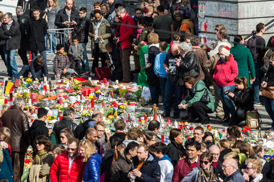 أهالى ضحايا هجمات بروكسل يضعون أكاليل الزهور فى محيط الحادث (9)