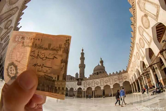 مصور يبدع ويكمل أشكال العملات الورقية بالمساجد الواقعية (1)