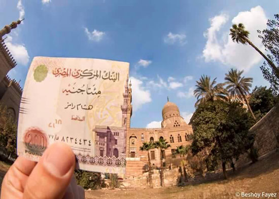 مصور يبدع ويكمل أشكال العملات الورقية بالمساجد الواقعية (7)