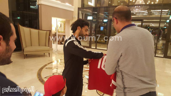 محمد صلاح يوقع على قمصان بازل وتشيلسى وروما (7)