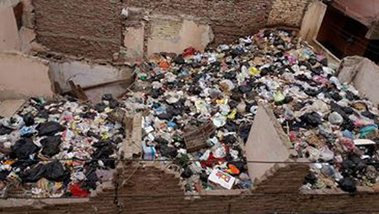 القمامة تحاصر كتلة سكنية فى شارع البداروة بكفر الشيخ (2)